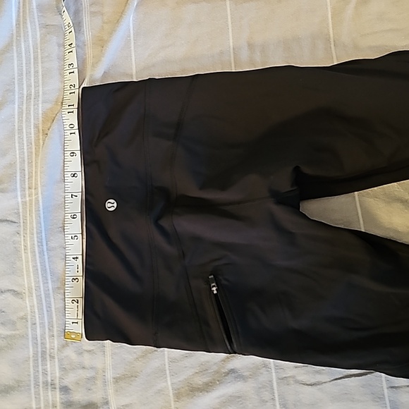 STUNNING LULULEMON SCALLOPED CROP LEGGINGS - Picture 4 of 9